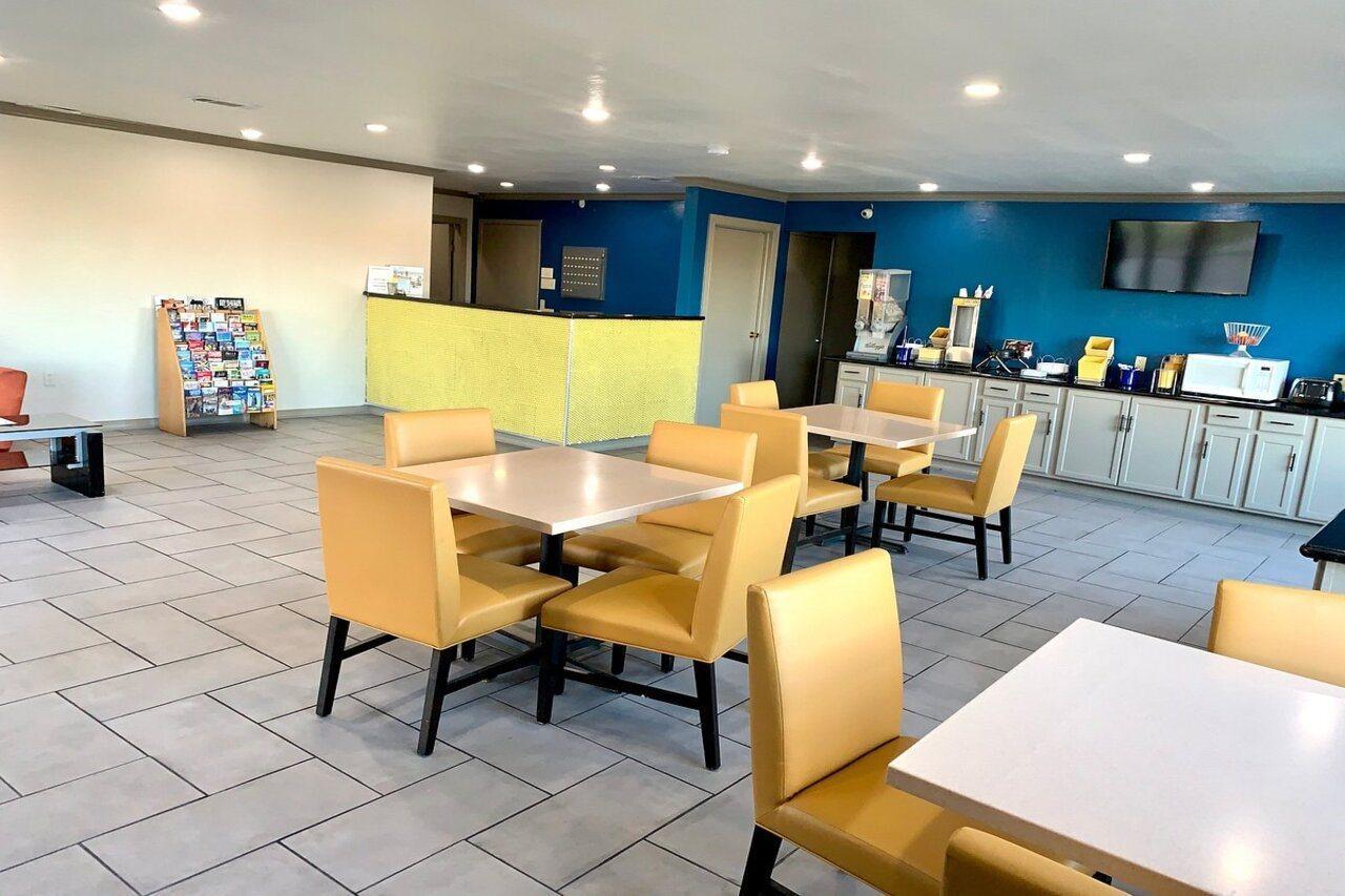 Days Inn & Suites By Wyndham - Canton First Monday Trade Days Екстериор снимка