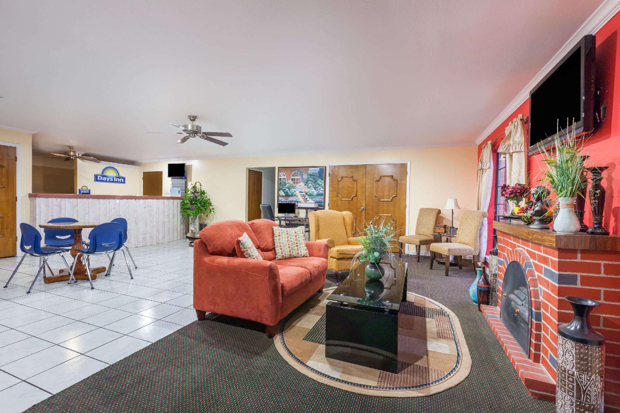 Days Inn & Suites By Wyndham - Canton First Monday Trade Days Екстериор снимка