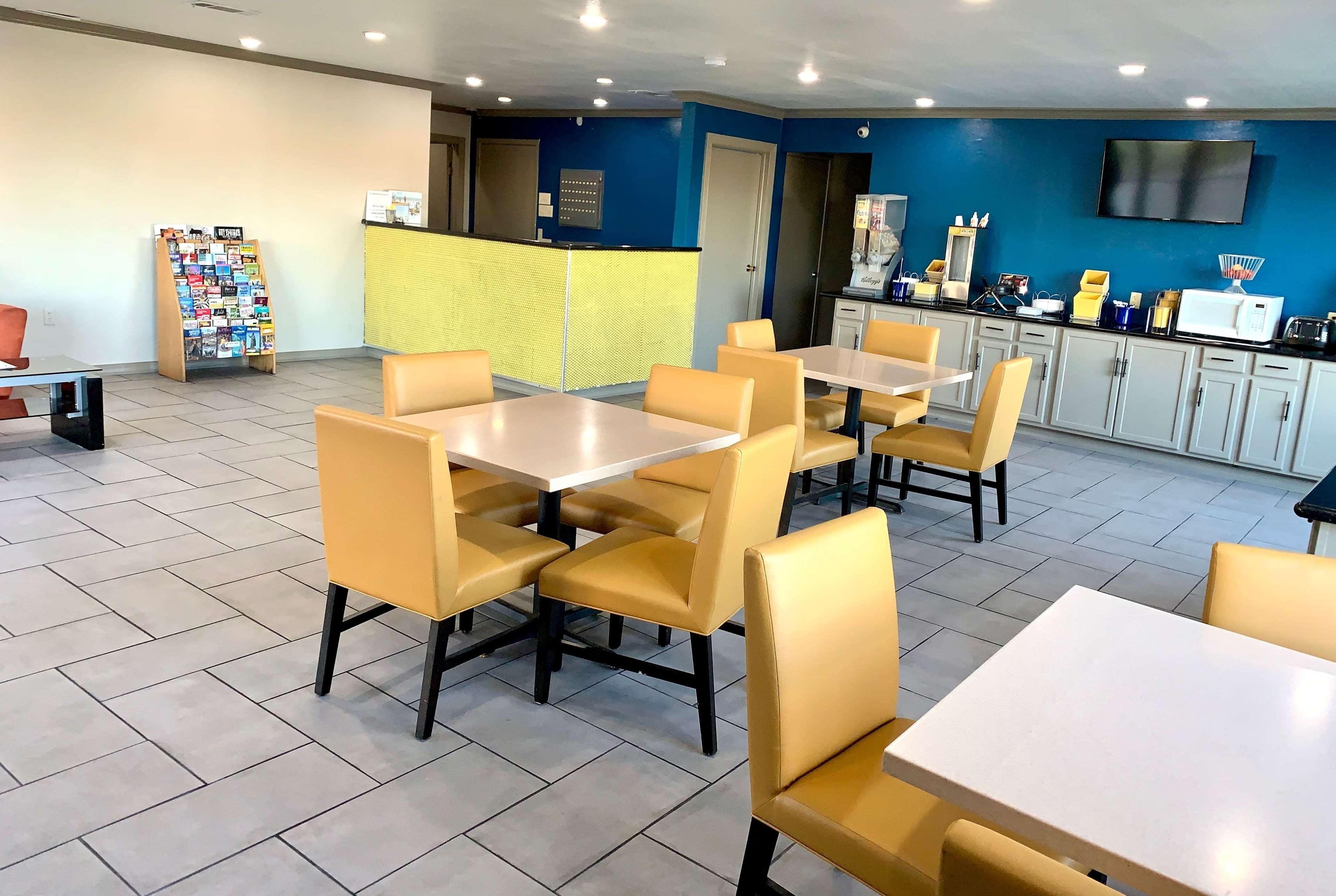 Days Inn & Suites By Wyndham - Canton First Monday Trade Days Екстериор снимка