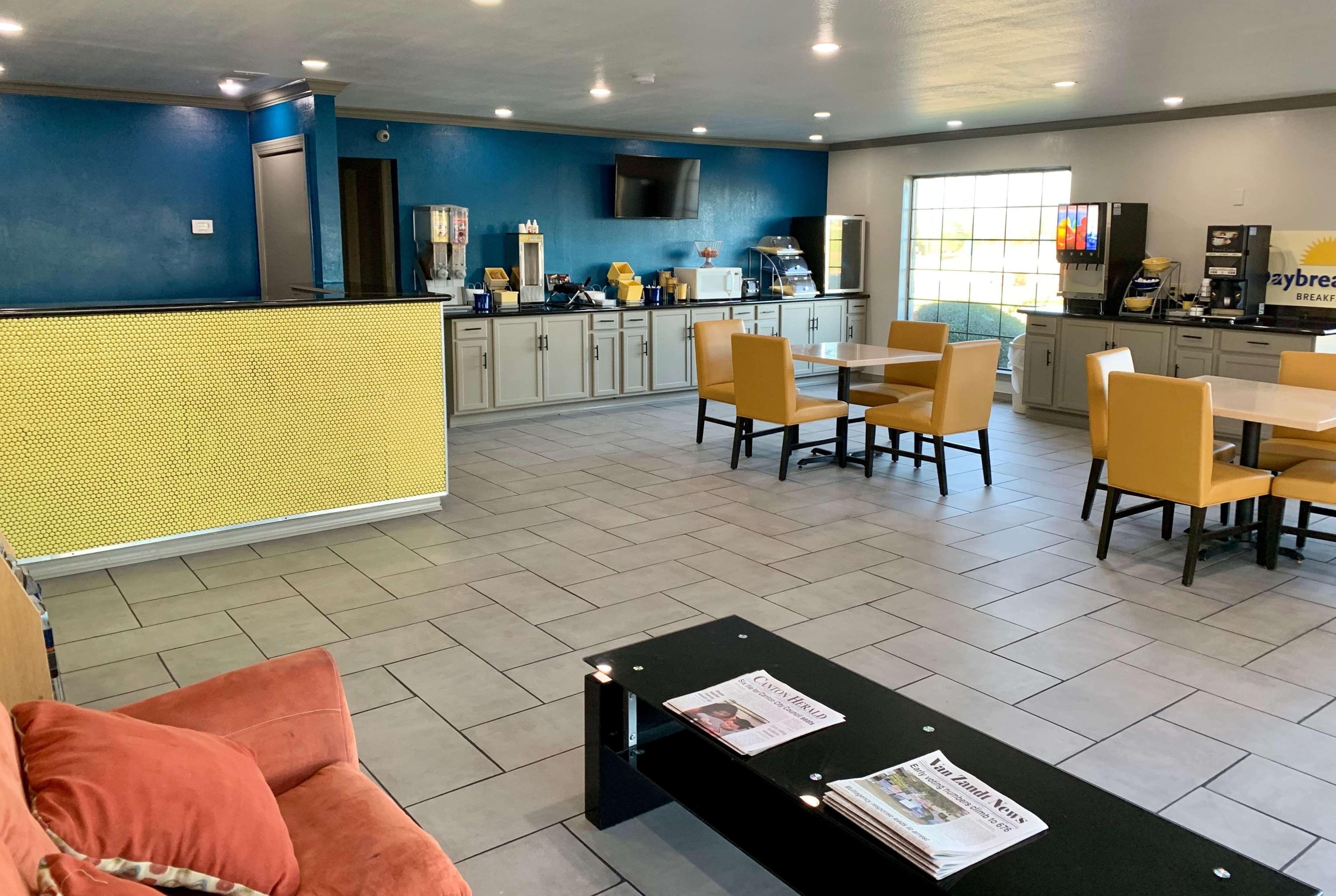 Days Inn & Suites By Wyndham - Canton First Monday Trade Days Екстериор снимка