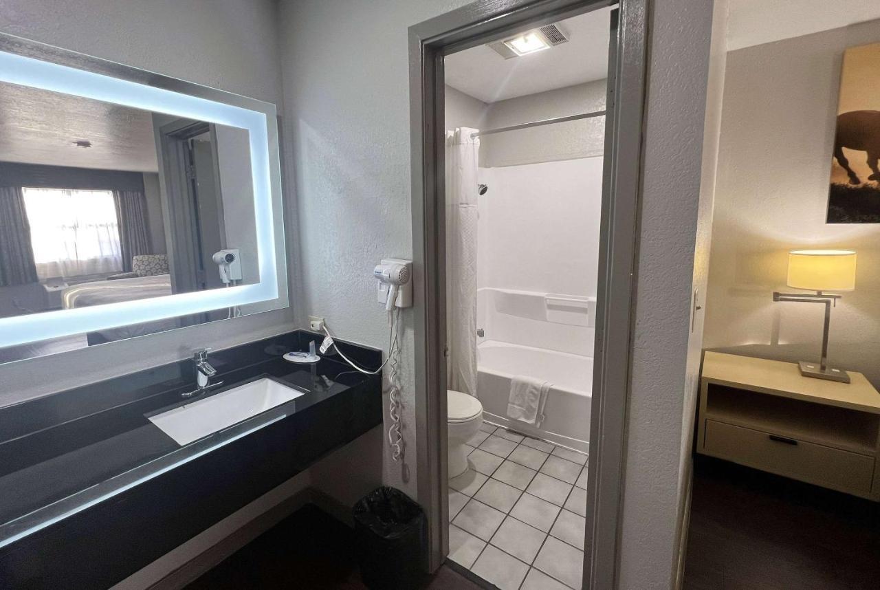 Days Inn & Suites By Wyndham - Canton First Monday Trade Days Екстериор снимка