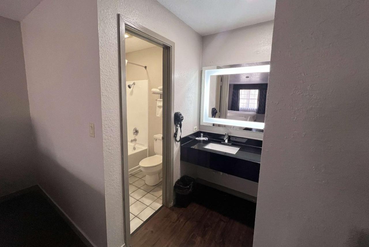 Days Inn & Suites By Wyndham - Canton First Monday Trade Days Екстериор снимка
