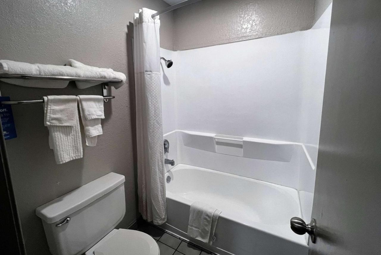 Days Inn & Suites By Wyndham - Canton First Monday Trade Days Екстериор снимка