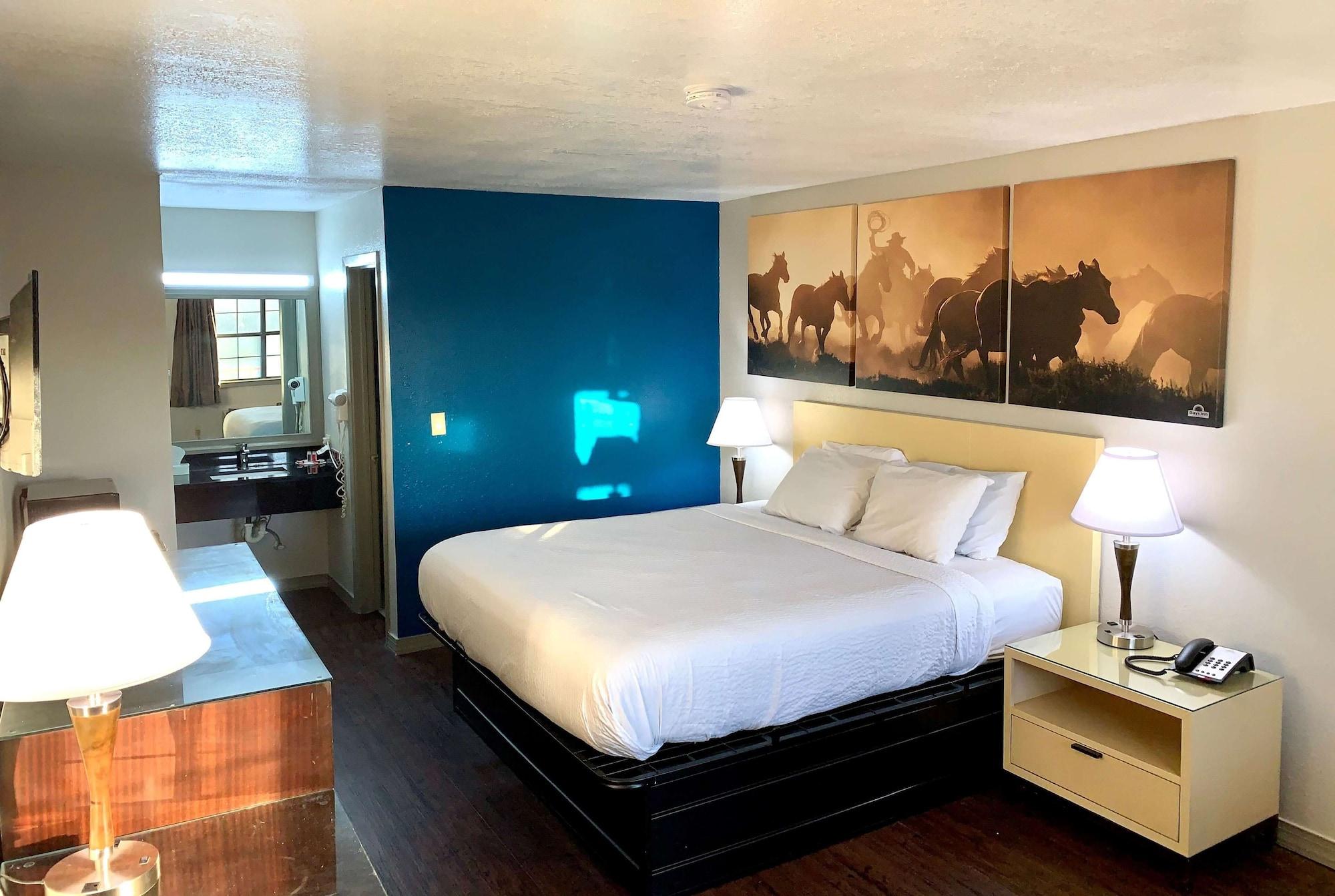 Days Inn & Suites By Wyndham - Canton First Monday Trade Days Екстериор снимка