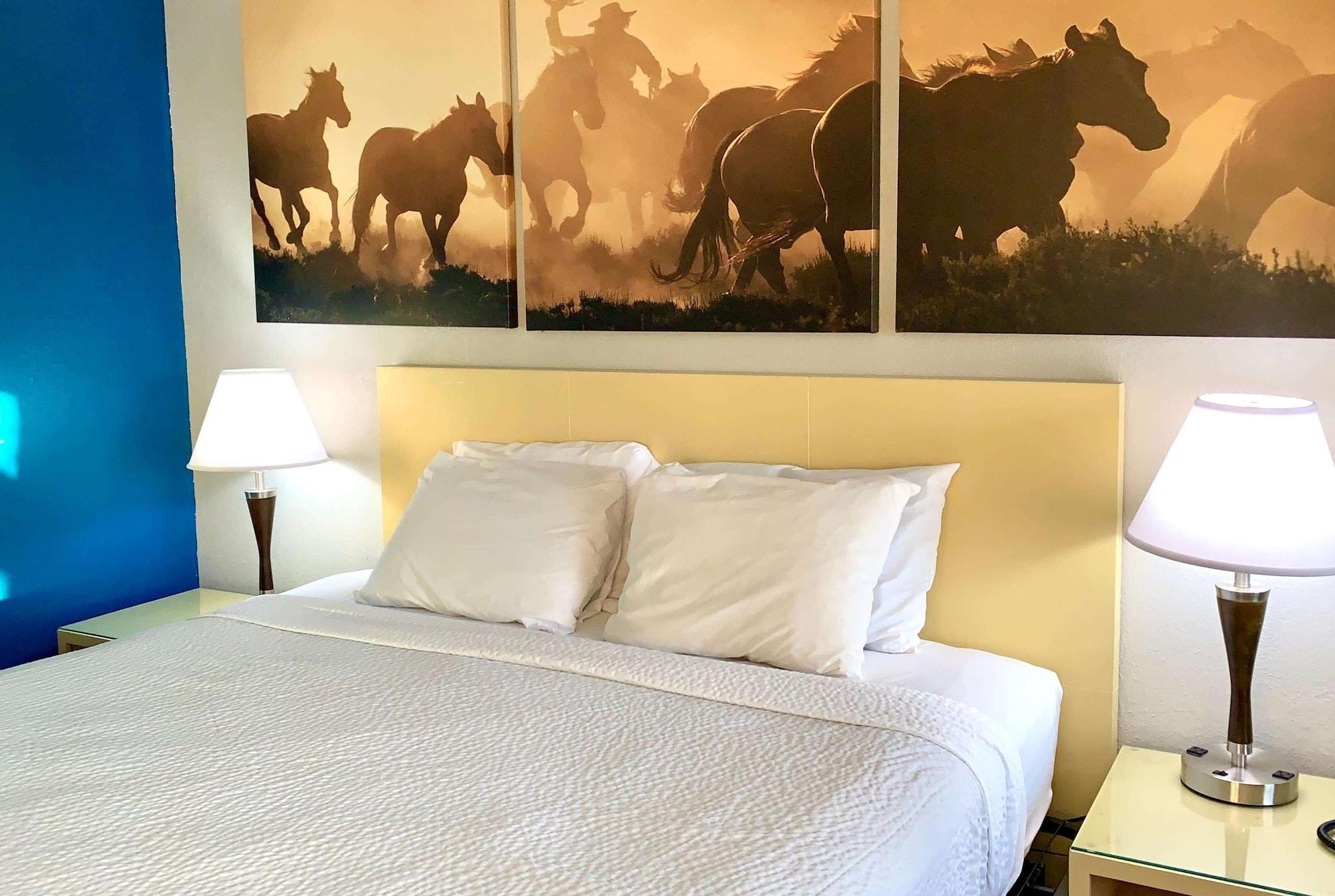 Days Inn & Suites By Wyndham - Canton First Monday Trade Days Екстериор снимка