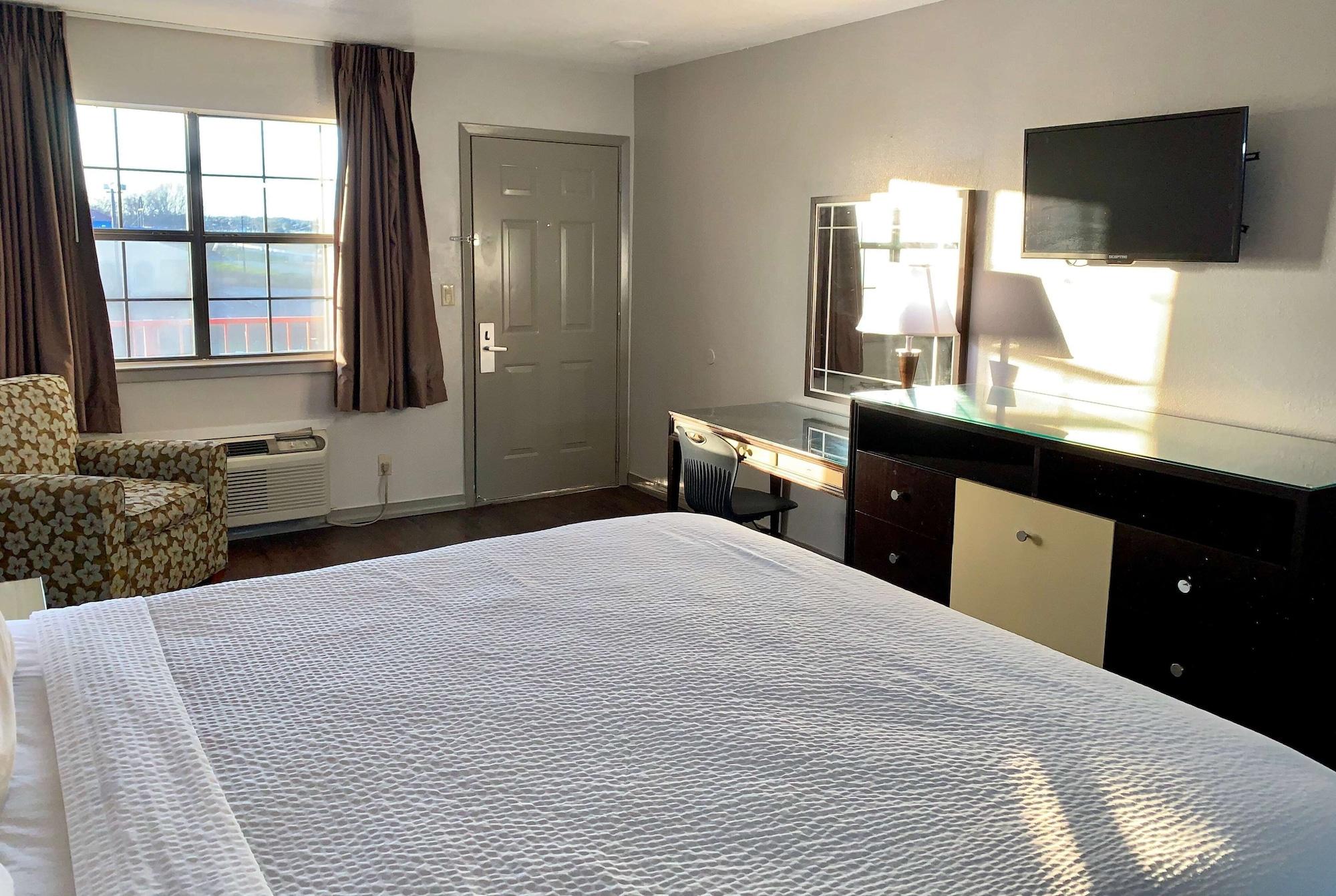 Days Inn & Suites By Wyndham - Canton First Monday Trade Days Екстериор снимка