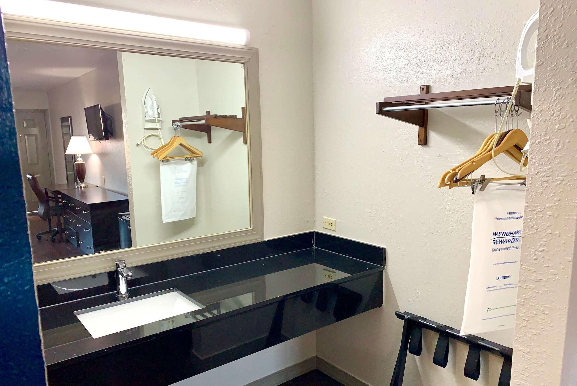 Days Inn & Suites By Wyndham - Canton First Monday Trade Days Екстериор снимка