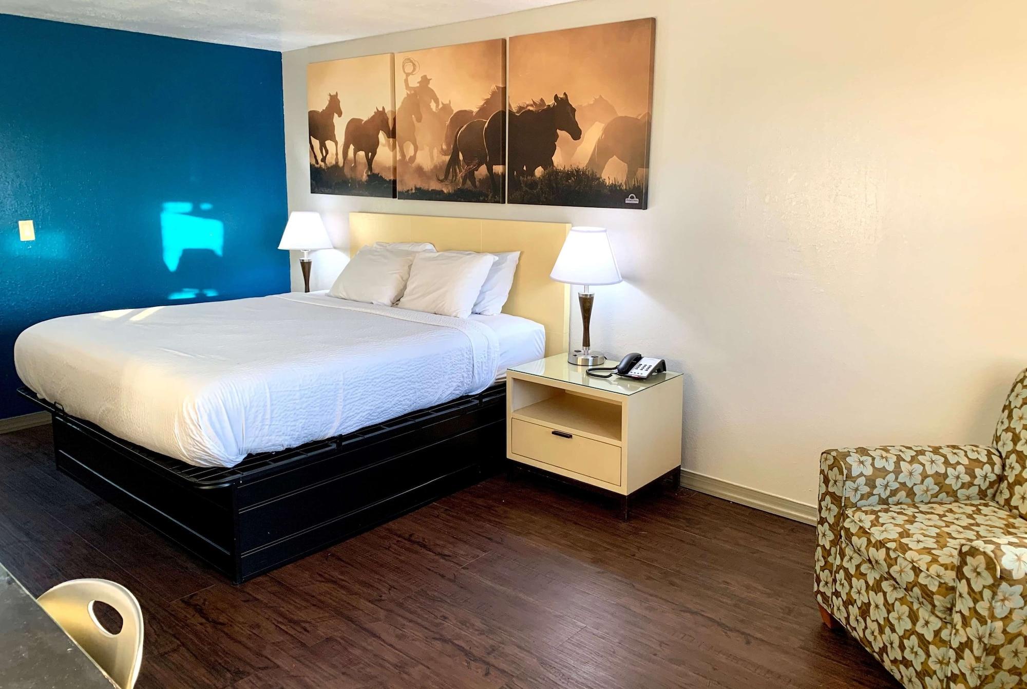 Days Inn & Suites By Wyndham - Canton First Monday Trade Days Екстериор снимка