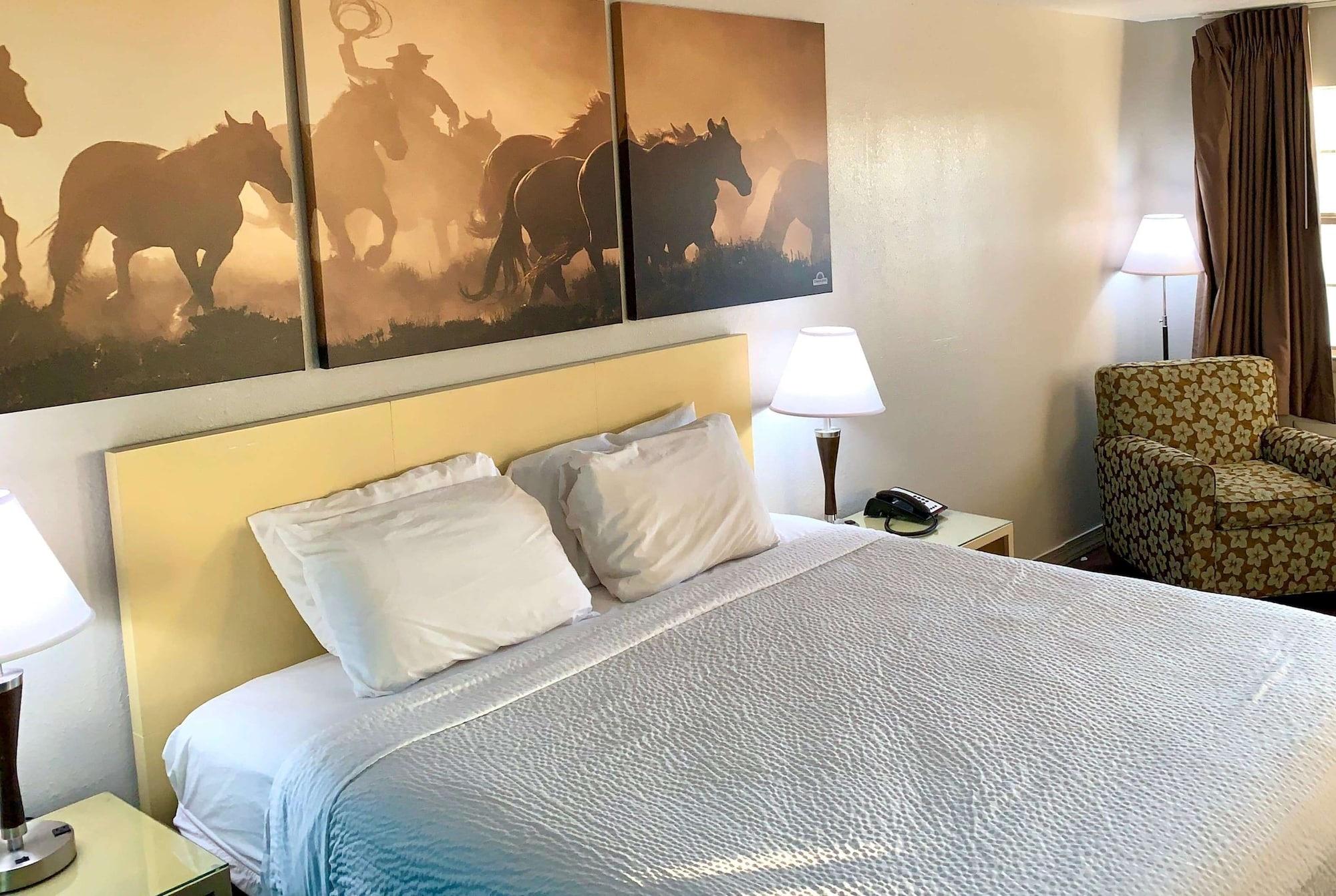 Days Inn & Suites By Wyndham - Canton First Monday Trade Days Екстериор снимка