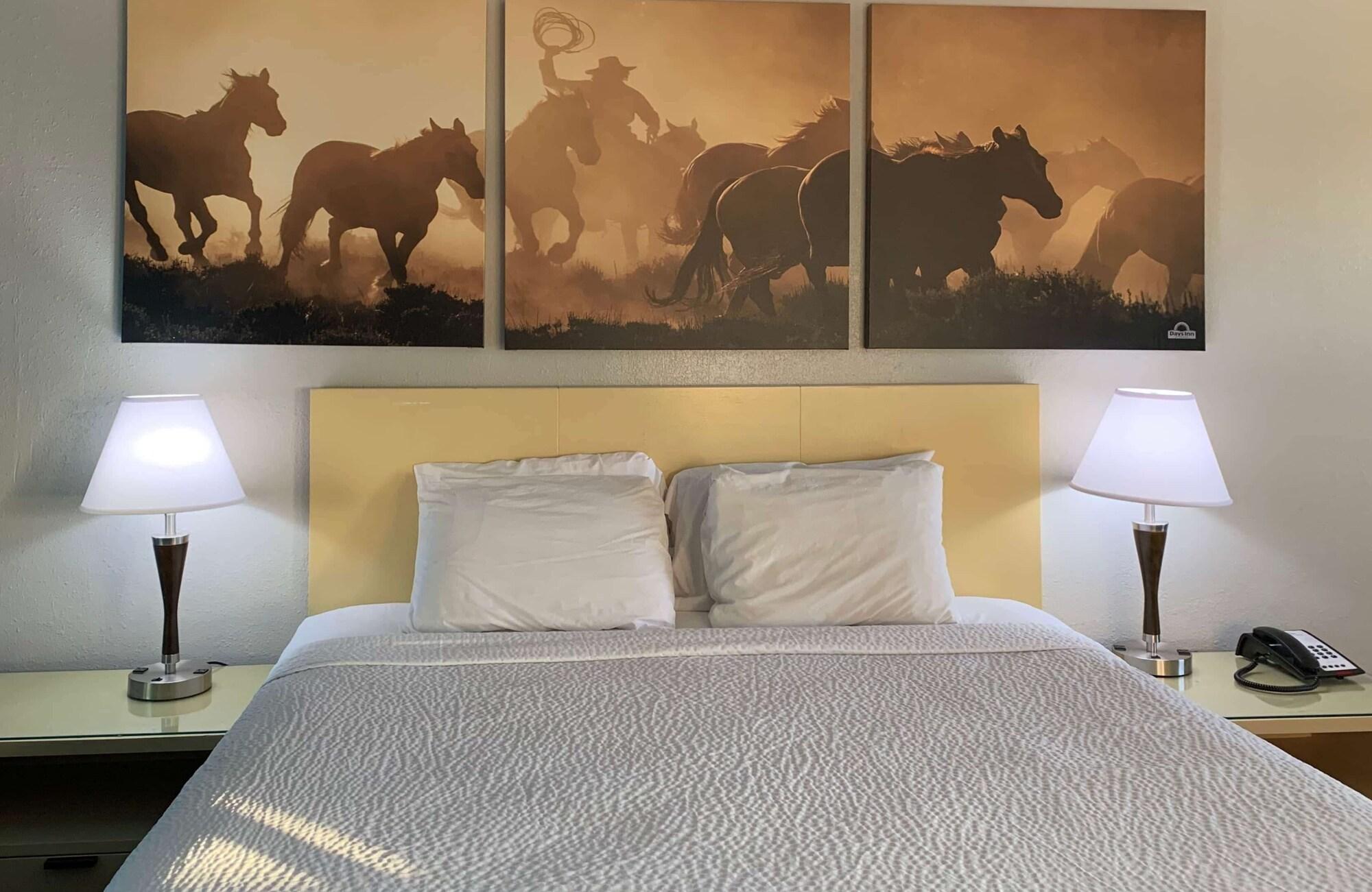 Days Inn & Suites By Wyndham - Canton First Monday Trade Days Екстериор снимка