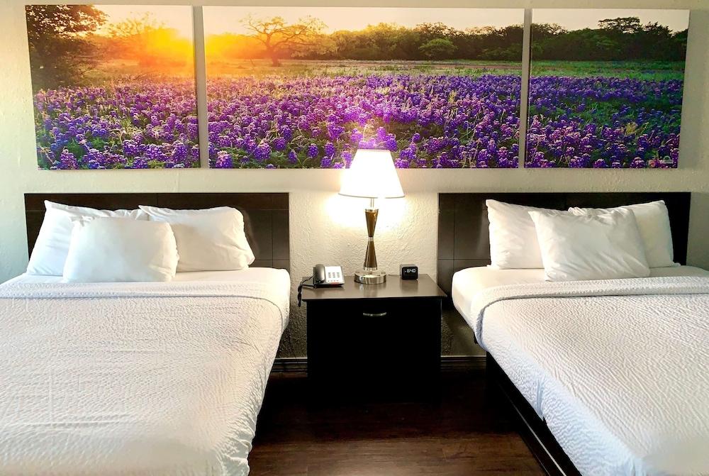 Days Inn & Suites By Wyndham - Canton First Monday Trade Days Екстериор снимка