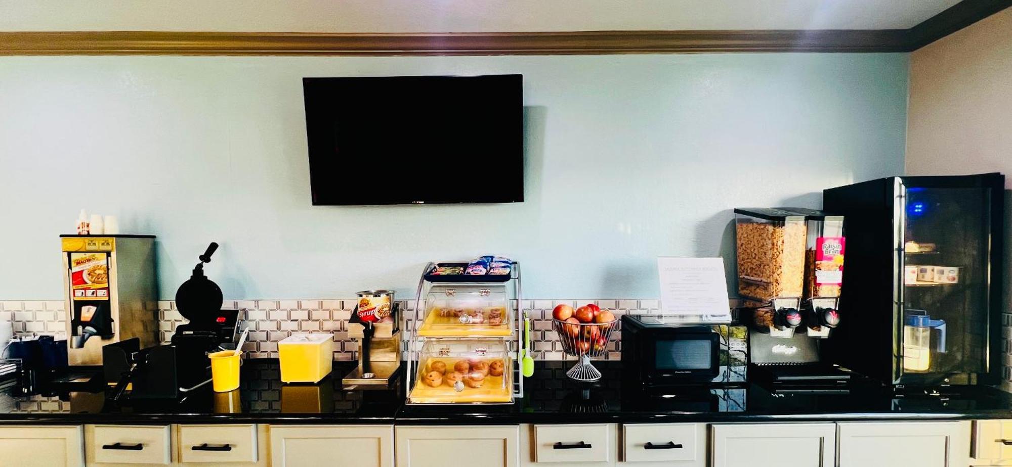 Days Inn & Suites By Wyndham - Canton First Monday Trade Days Екстериор снимка
