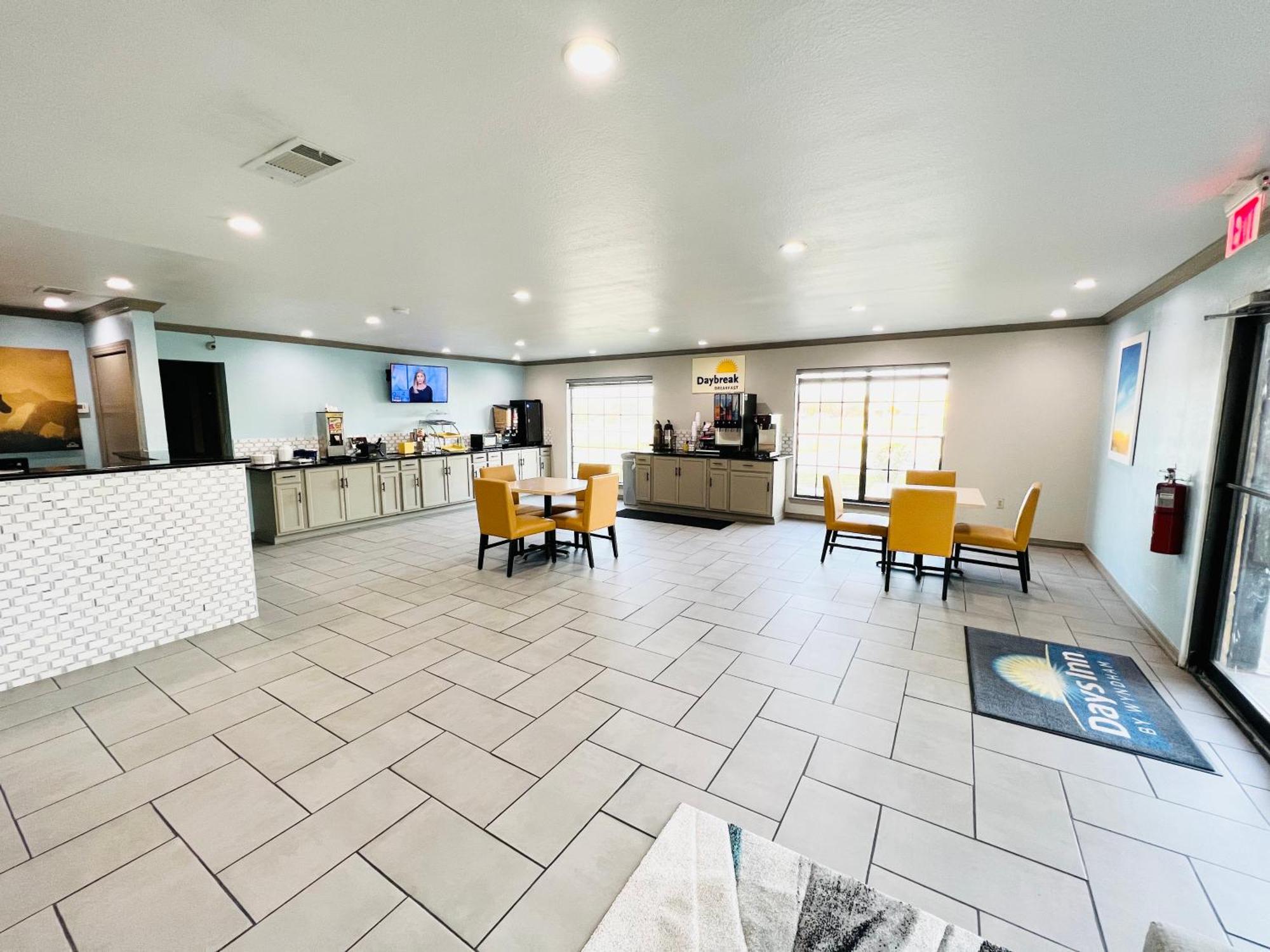 Days Inn & Suites By Wyndham - Canton First Monday Trade Days Екстериор снимка