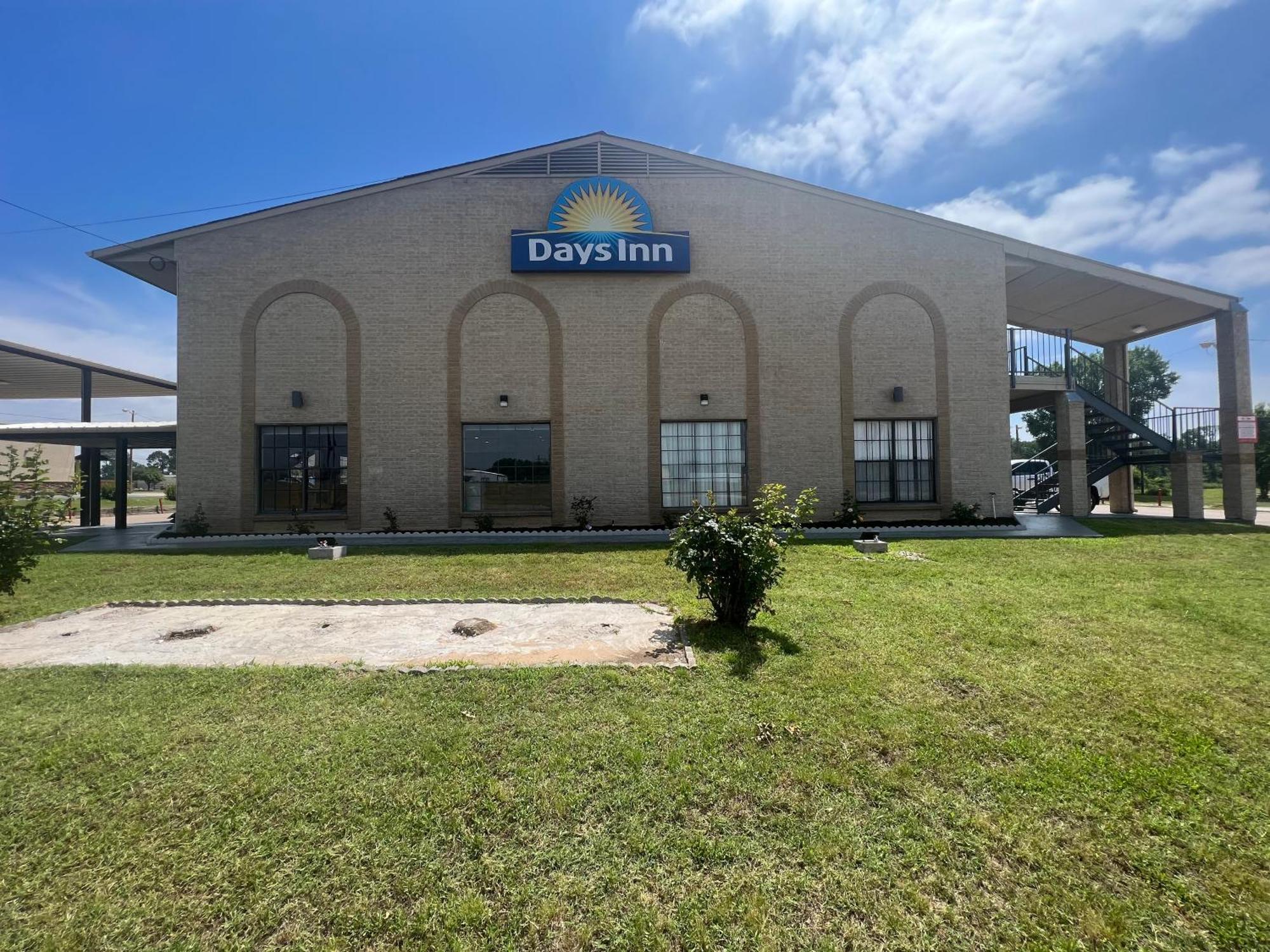 Days Inn & Suites By Wyndham - Canton First Monday Trade Days Екстериор снимка