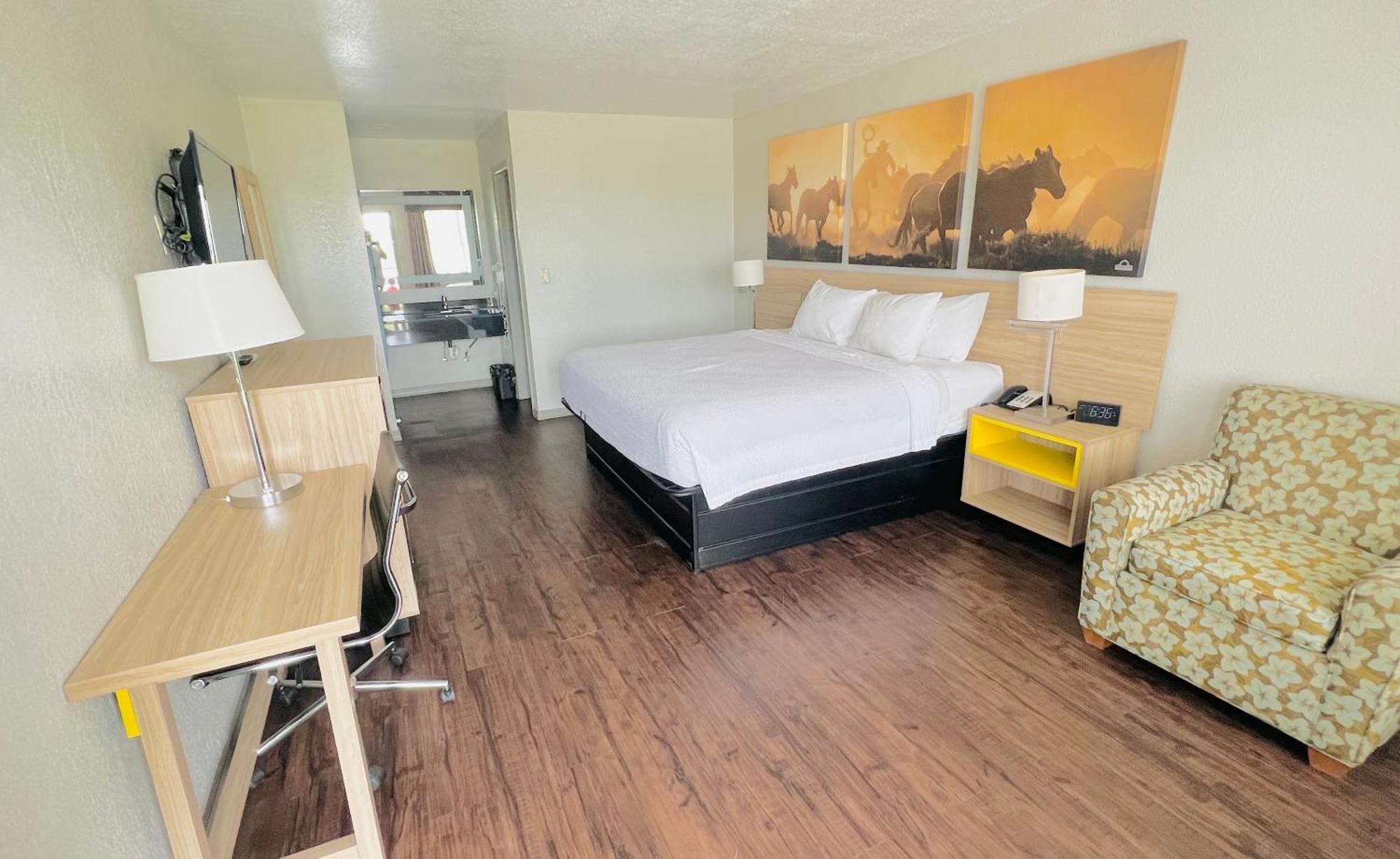 Days Inn & Suites By Wyndham - Canton First Monday Trade Days Екстериор снимка