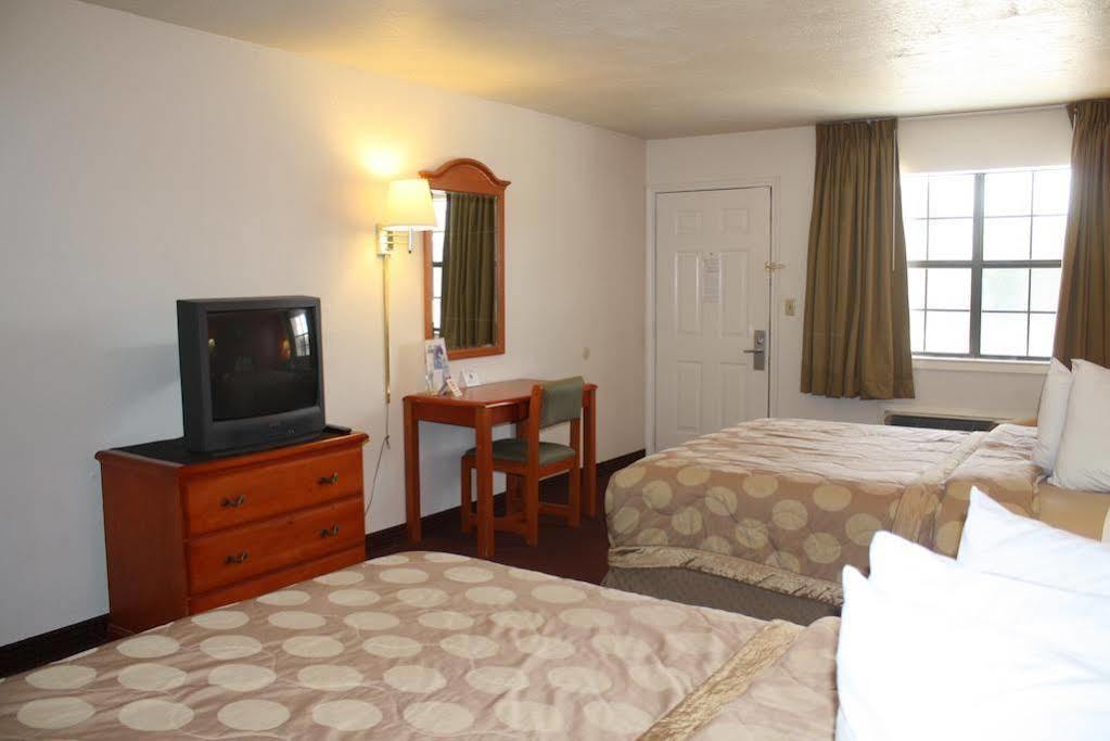 Days Inn & Suites By Wyndham - Canton First Monday Trade Days Екстериор снимка